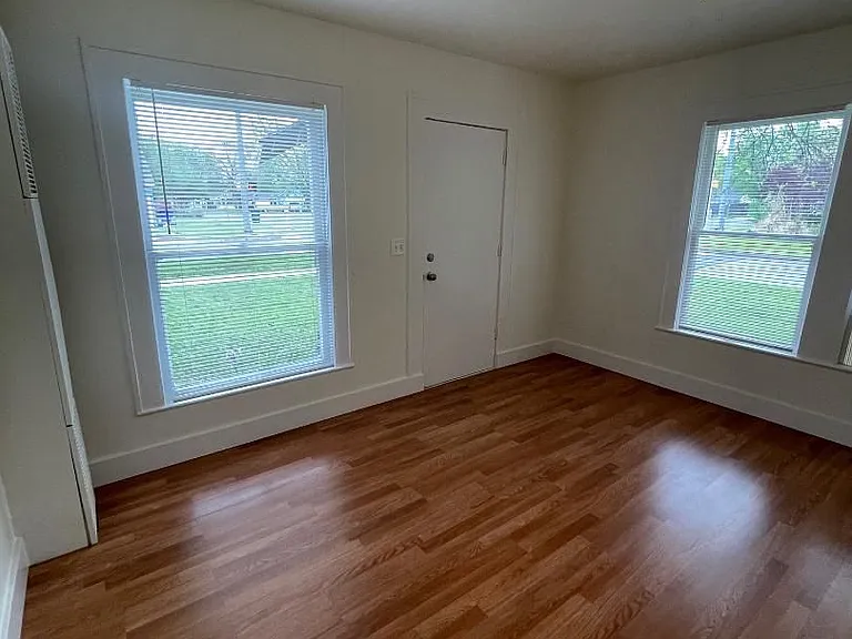 419 N Flood Ave — Photo 3