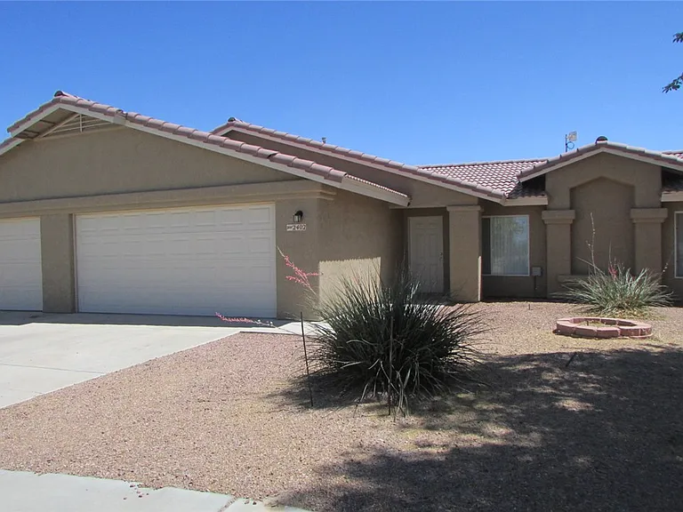 2402 E Prickly Pear Dr — Photo 2