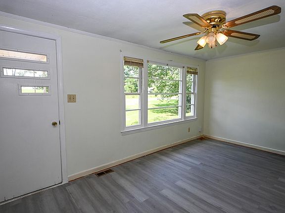 3rd image of 1409 Windmill Rd