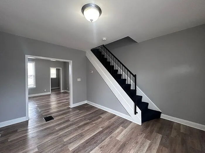 1199 N Luzerne Ave — Photo 4