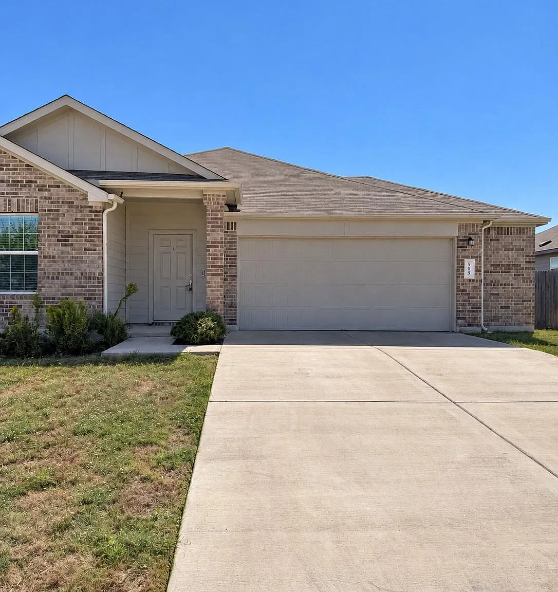 4 bed, 3.0 bath, 2304 sqft, $2,400 — Photo 1