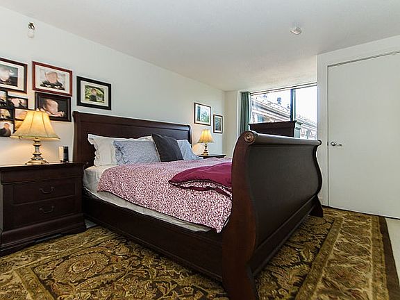 Master bedroom Fits King Size Bed
