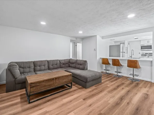 120 S 38th Ave APT 36, Omaha, NE 68131