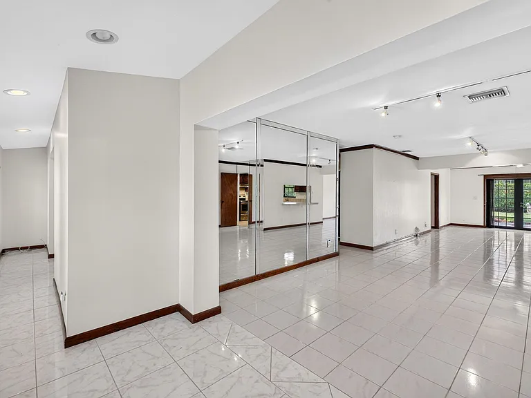 2060 Tropic Isle — Photo 38