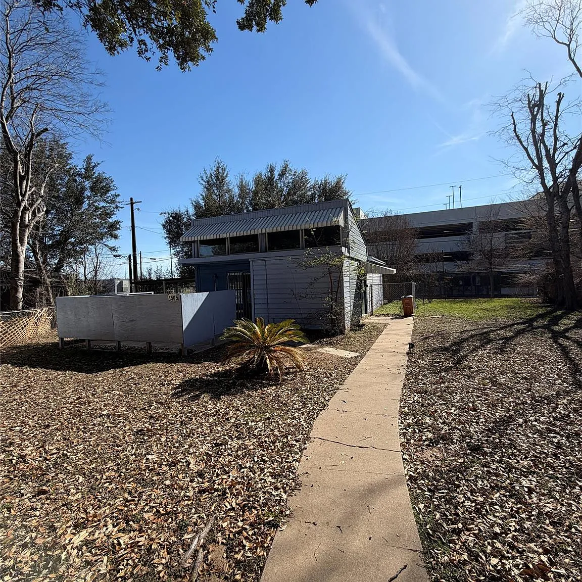 2 bed, 1.0 bath, 735 sqft, $2,200 — Photo 1