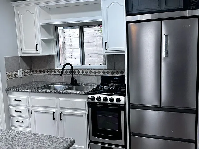 Modern Bungalow Located Blocks from Crescent Bay Beach-In Unit Laundry Included — Photo 4