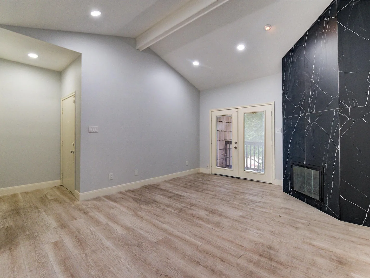 2 bed, 1.5 bath, 1286 sqft, $2,000 — Photo 2