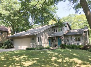 2281 Ridgefield Dr NE, Grand Rapids, MI 49505