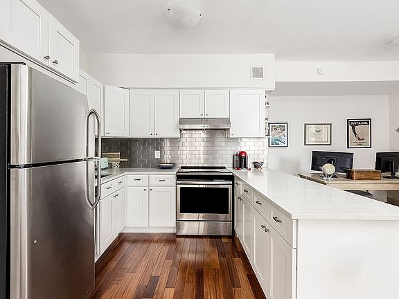 3rd image of 4 Sutton Pl APT 1A