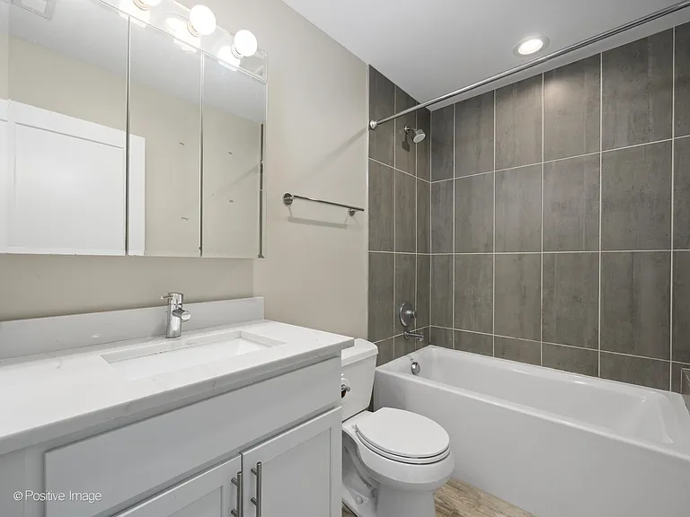 2329 W Chicago Ave — Photo 11