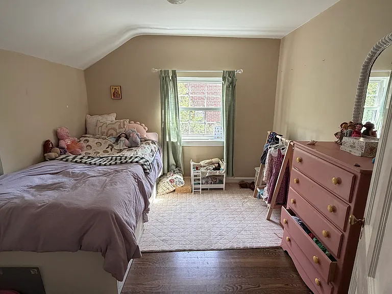 Upstairs small bedroom.