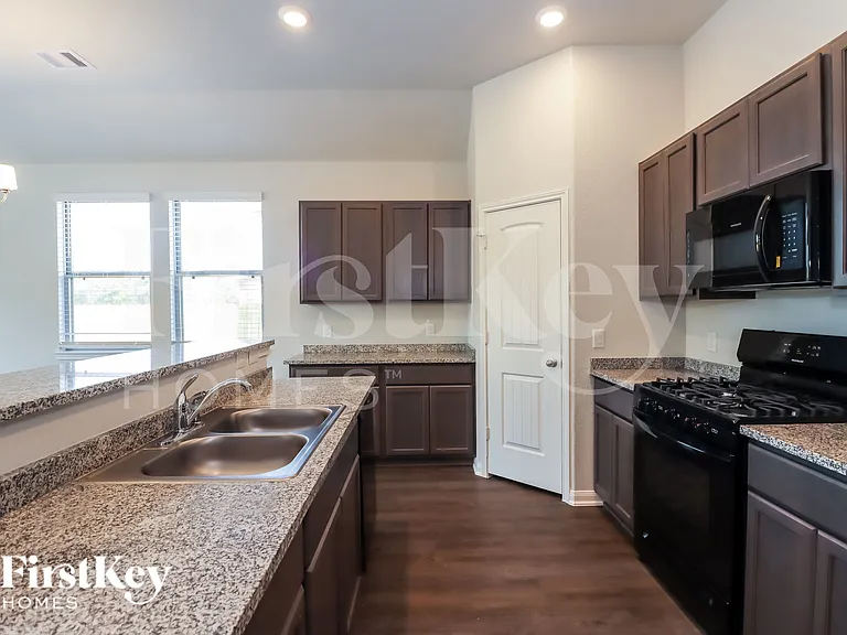 11032 Patriot Ct — Photo 5