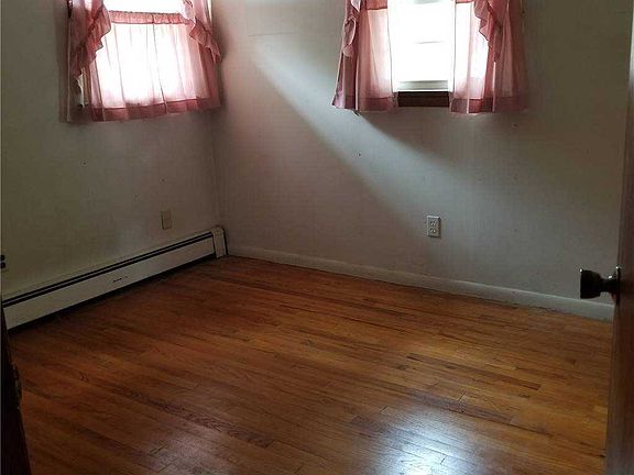 5th image of 18 Oakwood Ave