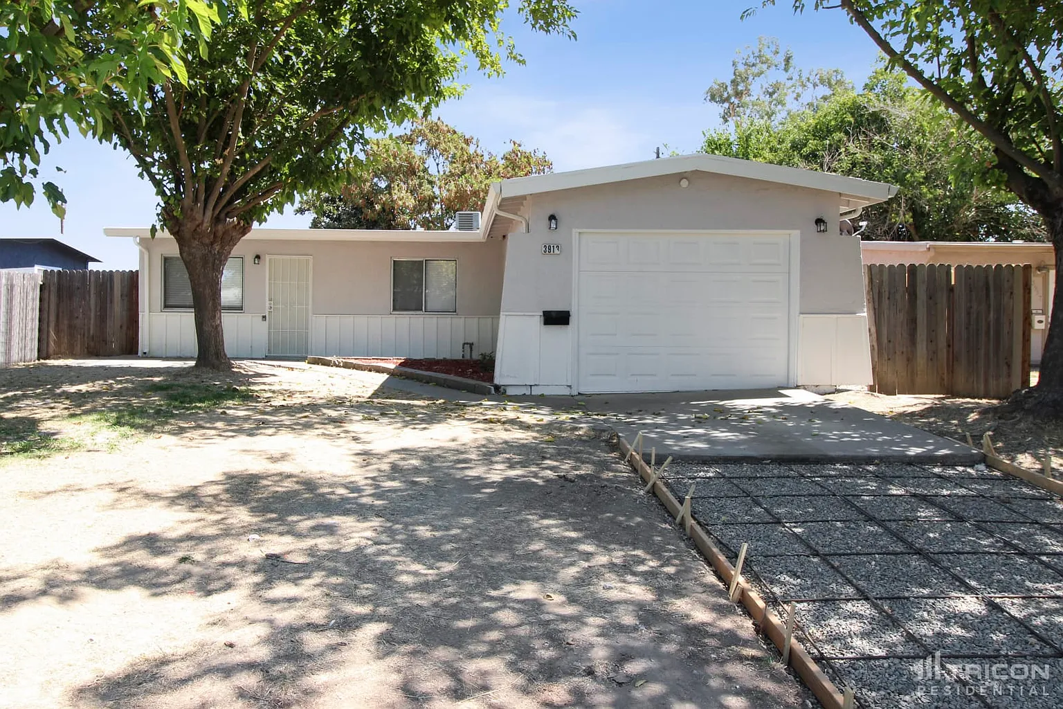 3913 Moonbeam Dr photo 1