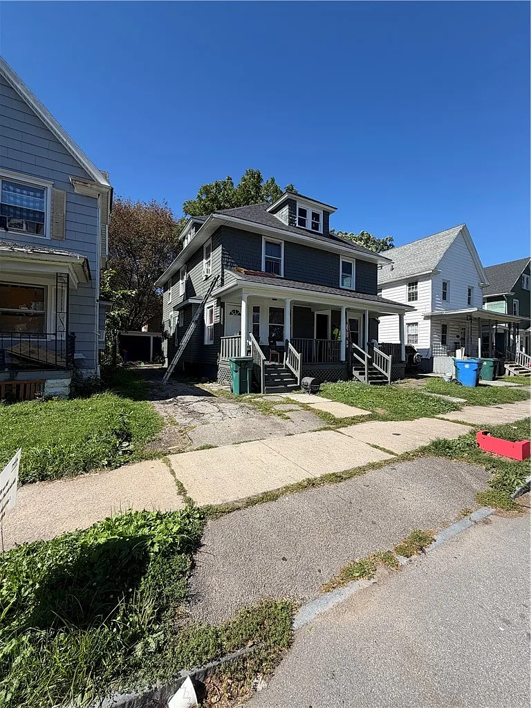 3 bed, 1.5 bath, 2405 sqft, $1,600 — Photo 1