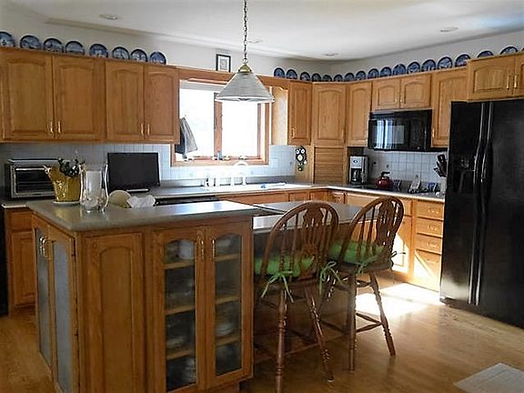 2nd image of 215 Huron Woods Dr