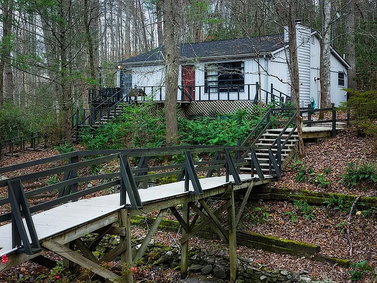 147 Lail Ln — Photo 1