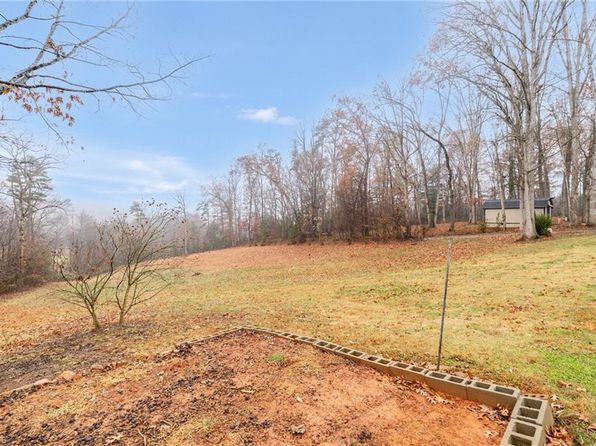 394 Forest Oaks Dr, Dobson, NC 27017