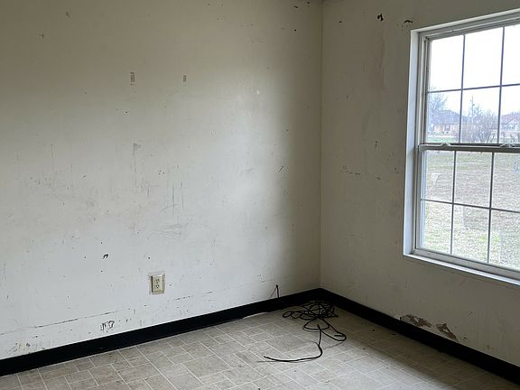 4th image of 810 E 18th St