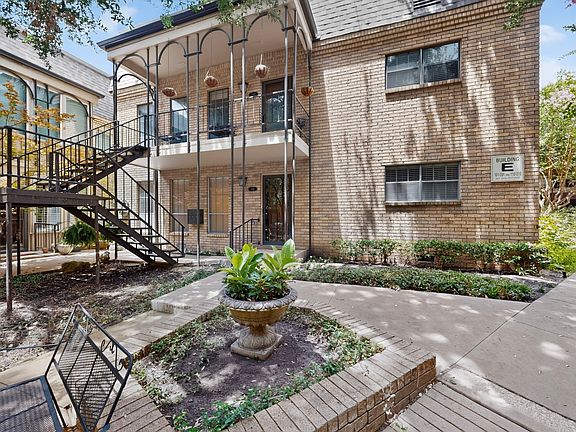 3rd image of 4312 Bellaire Dr S APT 110E