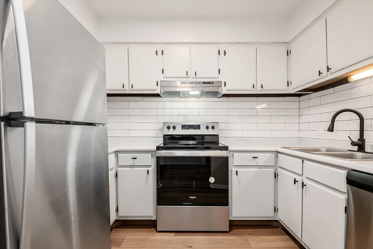 1 bed, 800 sqft, $1,095 — Photo 1