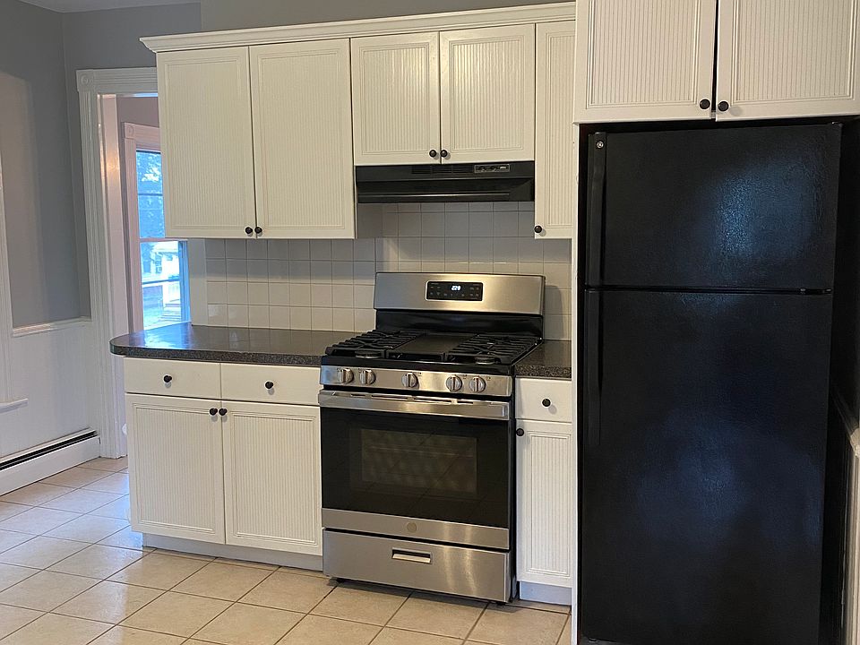 Clean spacious eat in kitchen