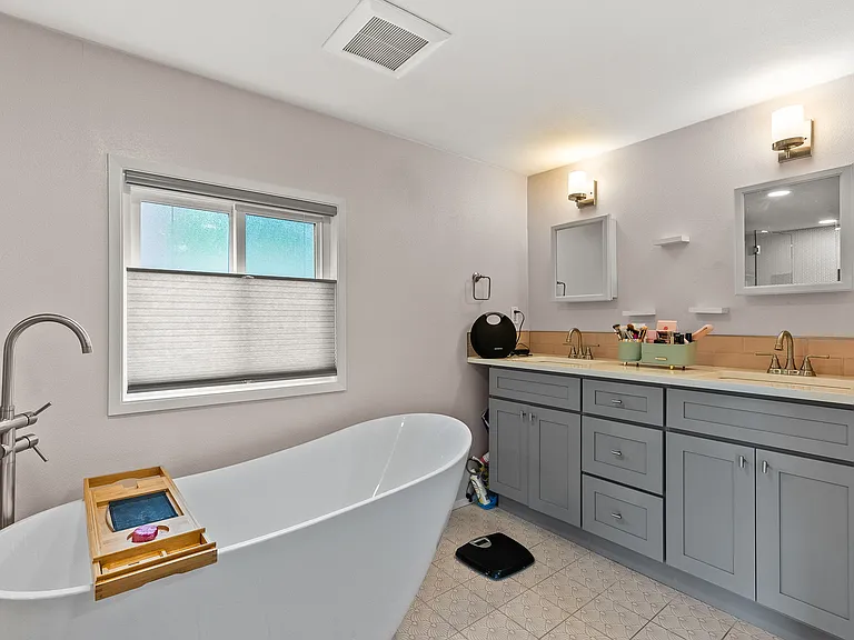 233 NE Holland St — Photo 16