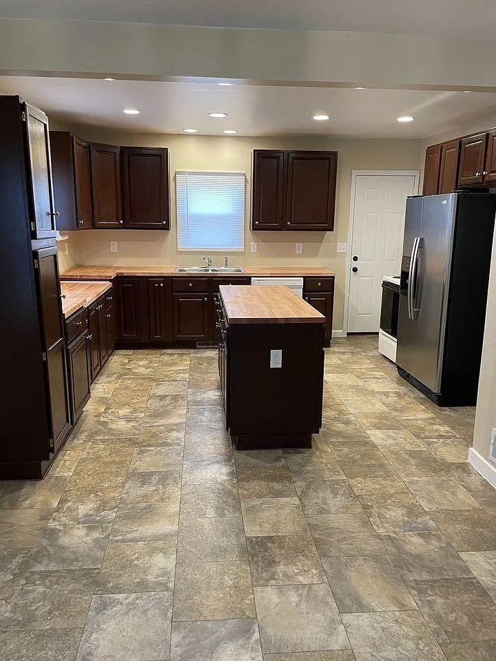 3 bed, 926 sqft, $1,600 — Photo 2