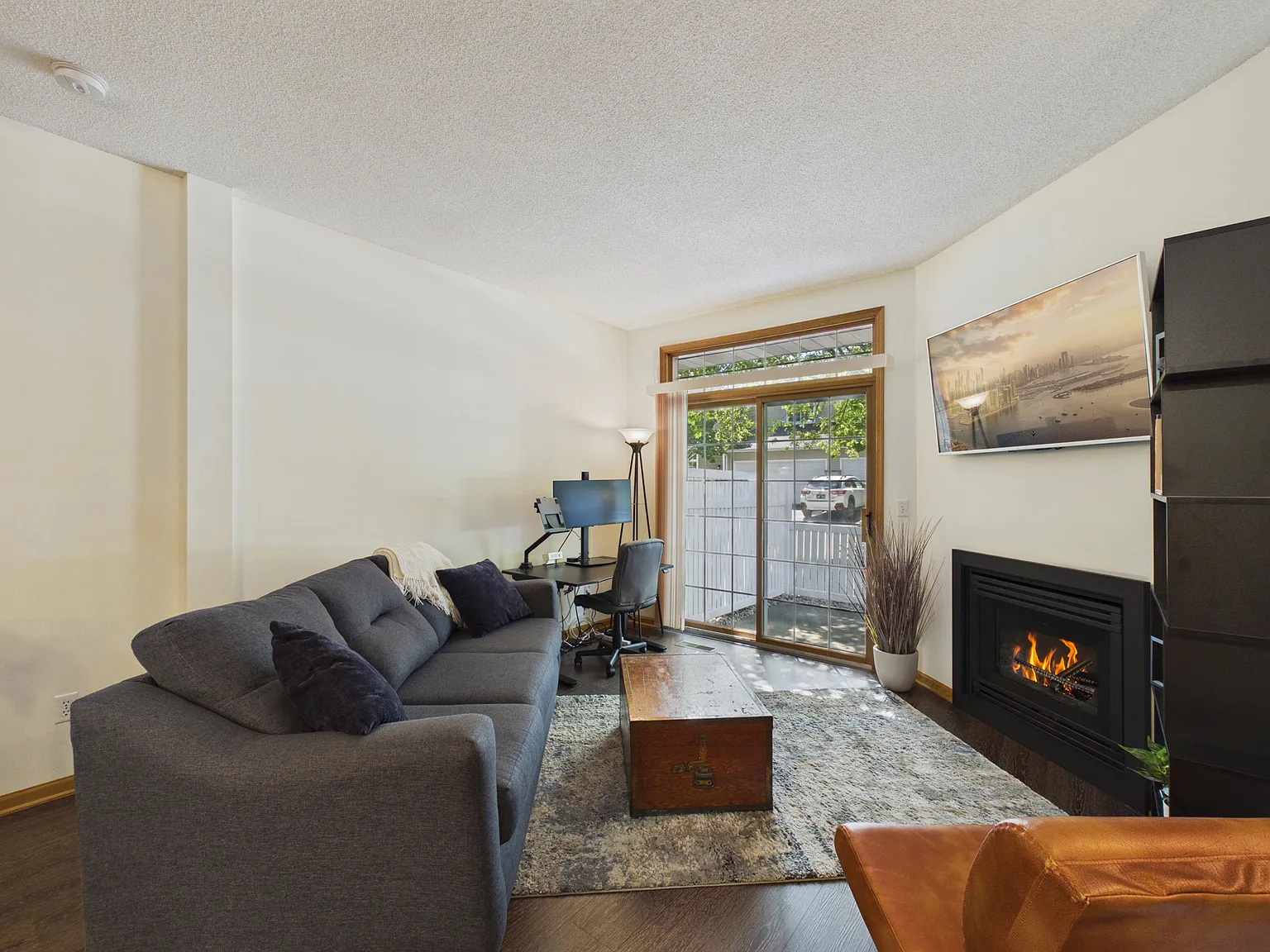2 bed, 1.5 bath, 1226 sqft, $2,100 — Photo 3