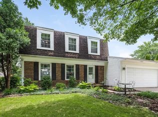 5 Warrington Rd, Vernon Hills, IL 60061