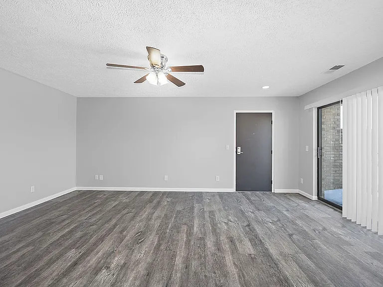 Skyridge Apartment Homes — Photo 33