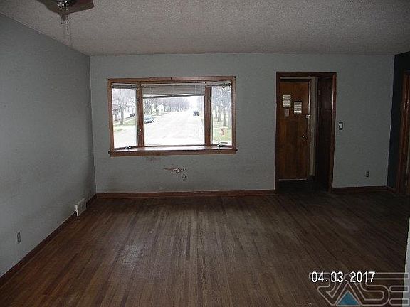 4th image of 119 E Barck Ave