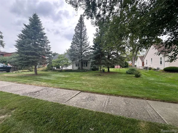 6453 Centralia St, Dearborn Heights, MI 48127
