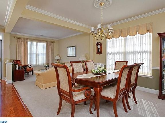 5th image of 38 Mansion Dr