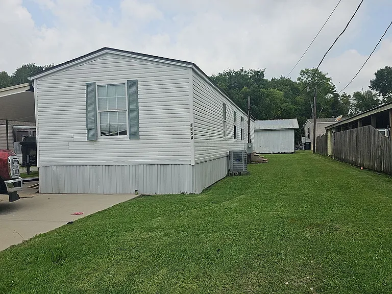 1704 Southport Blvd — Photo 2