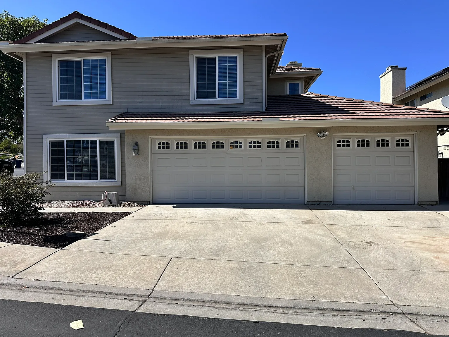 4 bed, 2.5 bath, 2095 sqft, $4,500 — Photo 1