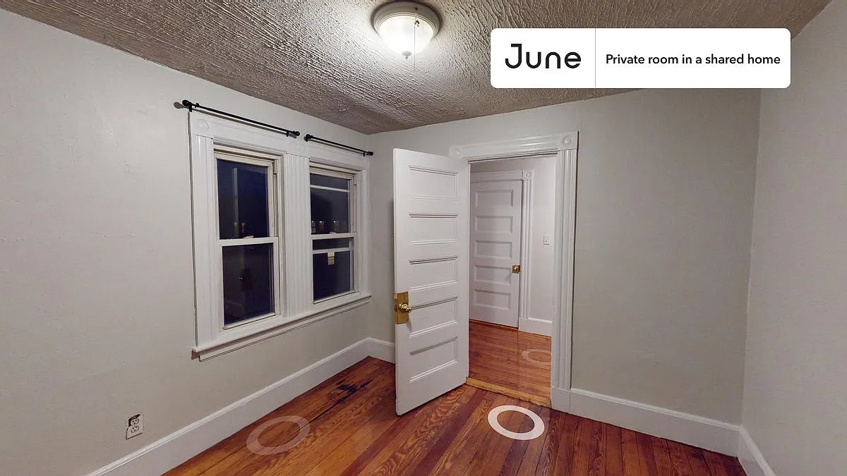 Queen bedroom in 6 bed/2 bath home in Allston #1235 D — Photo 2