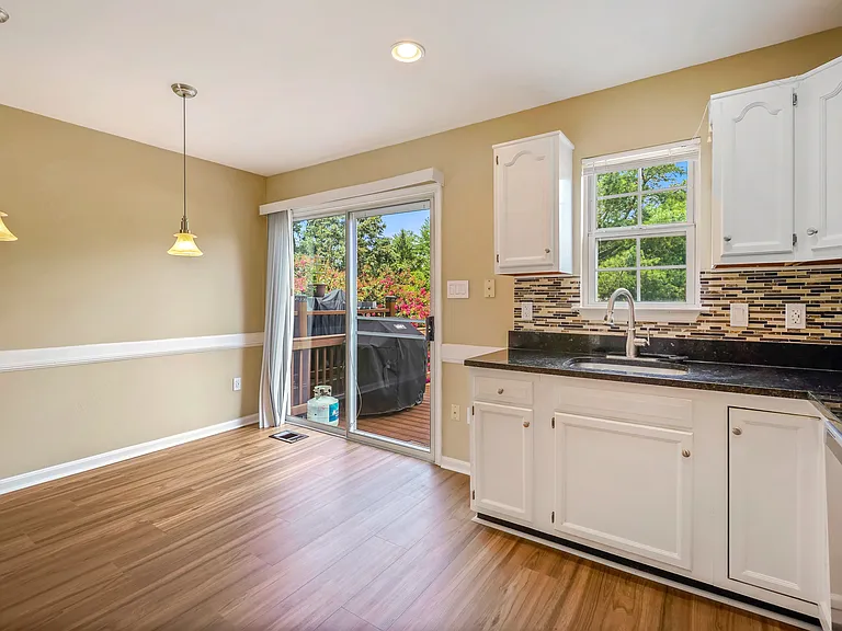 20206 Foothill Ter — Photo 7