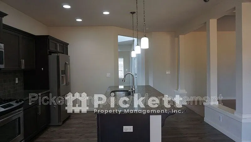 3 bed, 2.5 bath, 2216 sqft, $2,895 — Photo 4