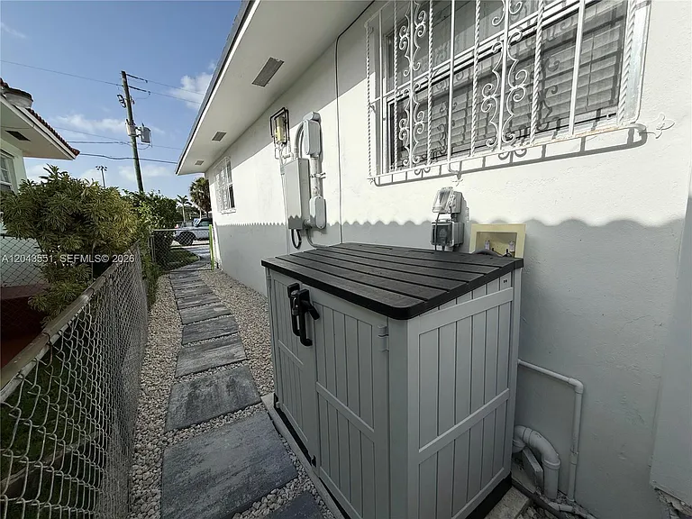 8860 SW 32nd St #FRONT — Photo 11