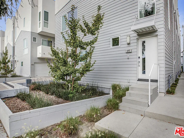10907 Otsego St — Photo 4