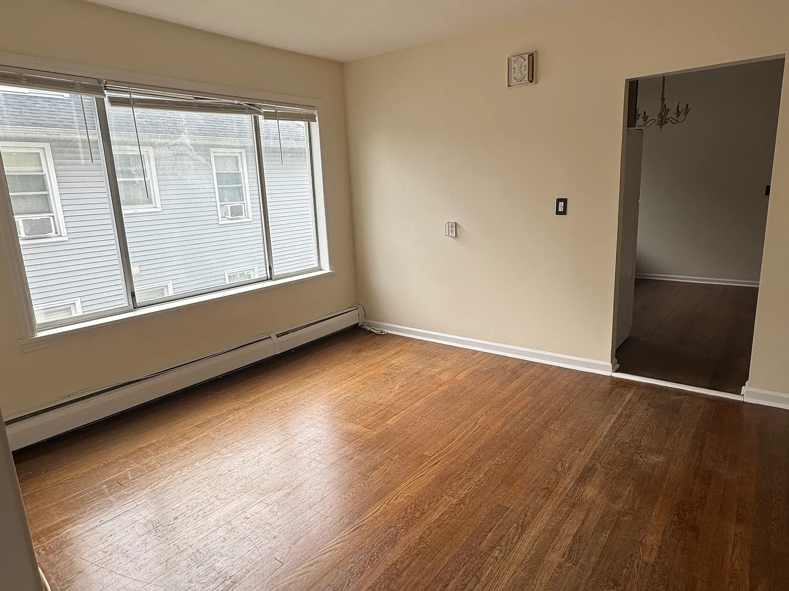 3 bed, 1.0 bath, 1050 sqft, $2,650 — Photo 3