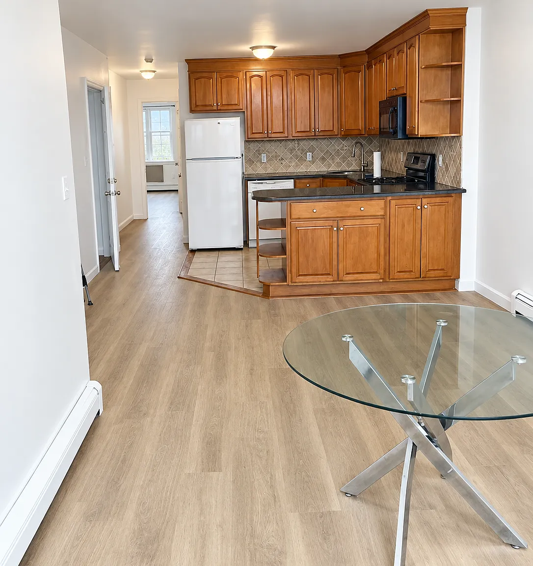 3 bed, 1000 sqft, $3,400 — Photo 2