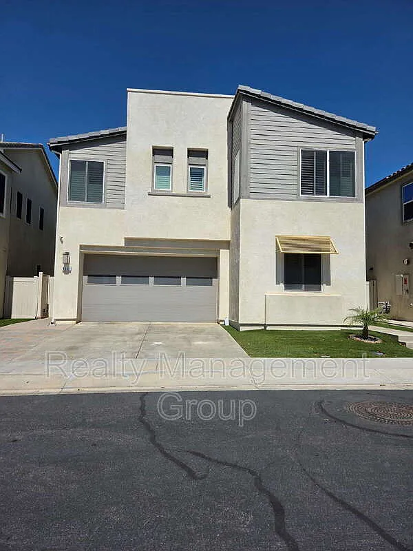 4 bed, 3.5 bath, 2014 sqft, $5,100 — Photo 1