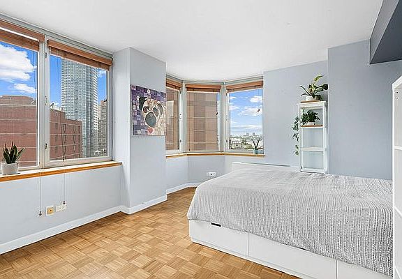 3rd image of 500 W 43rd St APT 19J