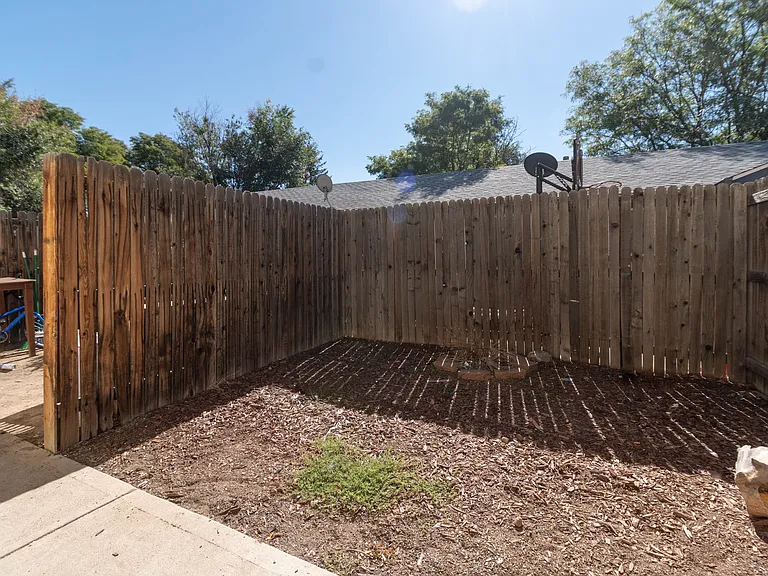1109 Akron St — Photo 6