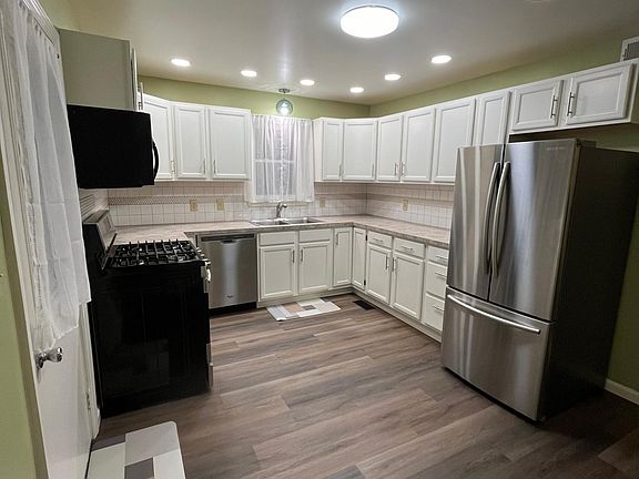 Fully equipped eat in kitchen. Room enough for a table and chairs. Refrigerator, stove, dishwasher and microwave included.