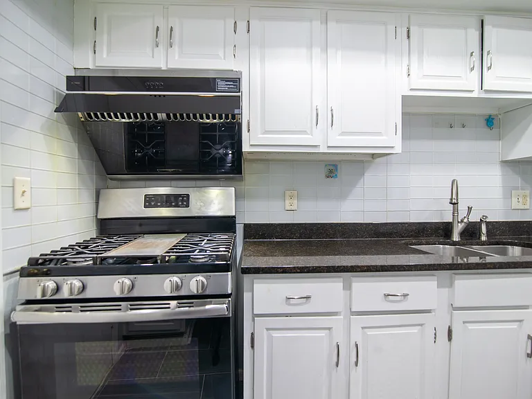 Gourmet Kitchen: Equipped with a brand-new Samsung refrigerator, a 5-burner gas stove, and a powerful 500 CFM range hood.