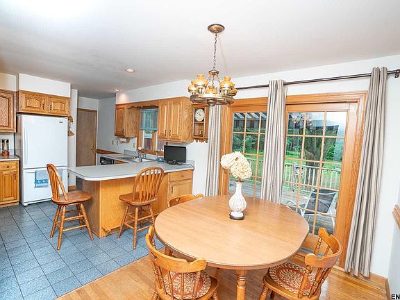 5th image of 15 Maplewood Dr