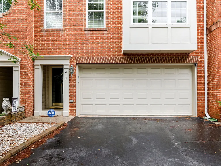 413 Clayton Ln — Photo 45